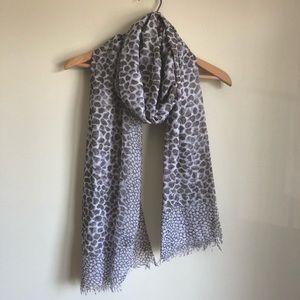 3/$30💚Grey and white animal print fringe scarf